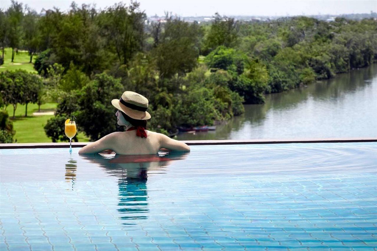 Hotel Pullman Miri Waterfront Exterior foto Infinity pool at The Oberoi, Udaiypore