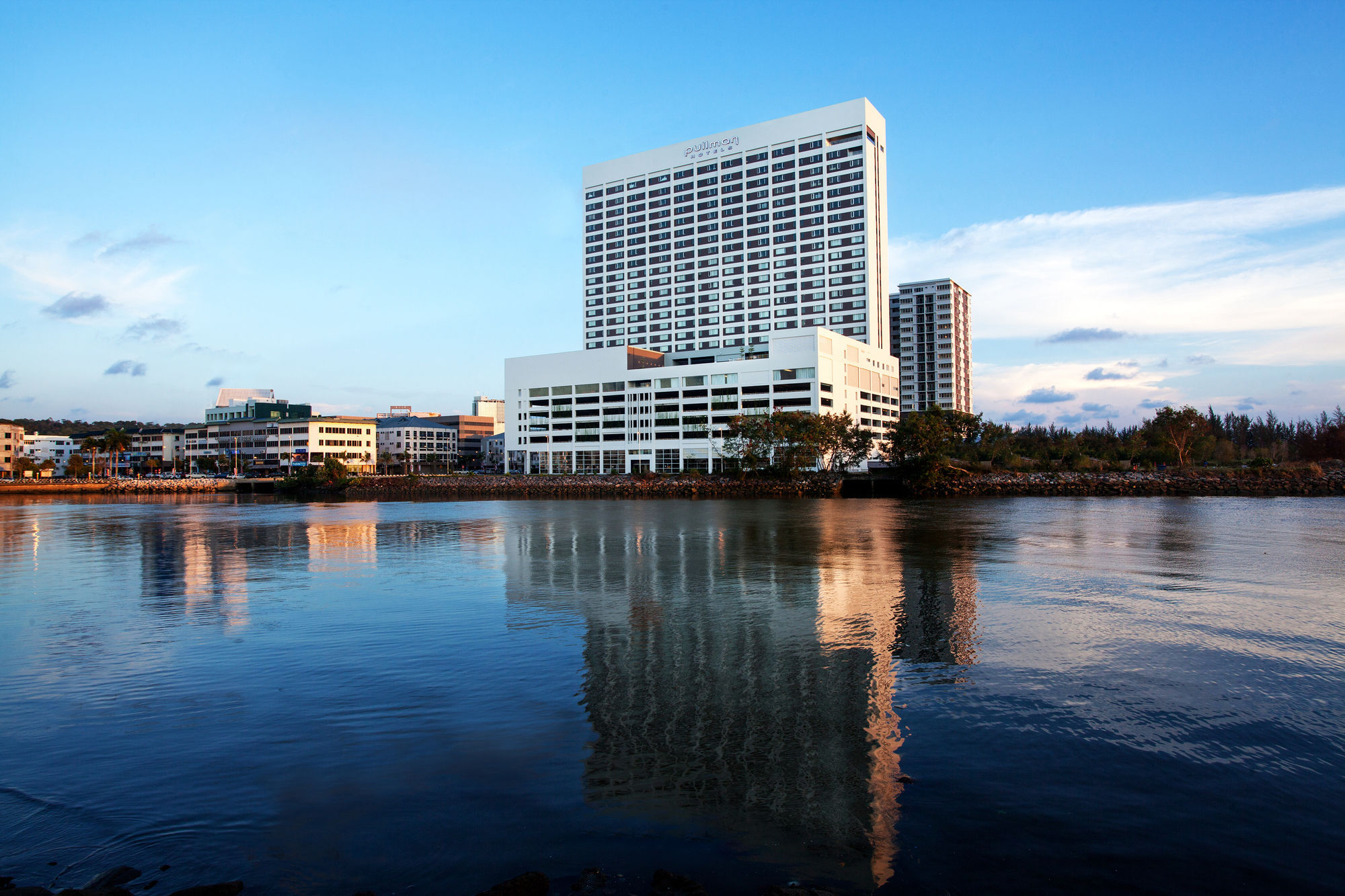 Hotel Pullman Miri Waterfront Exterior foto The hotel in 2011