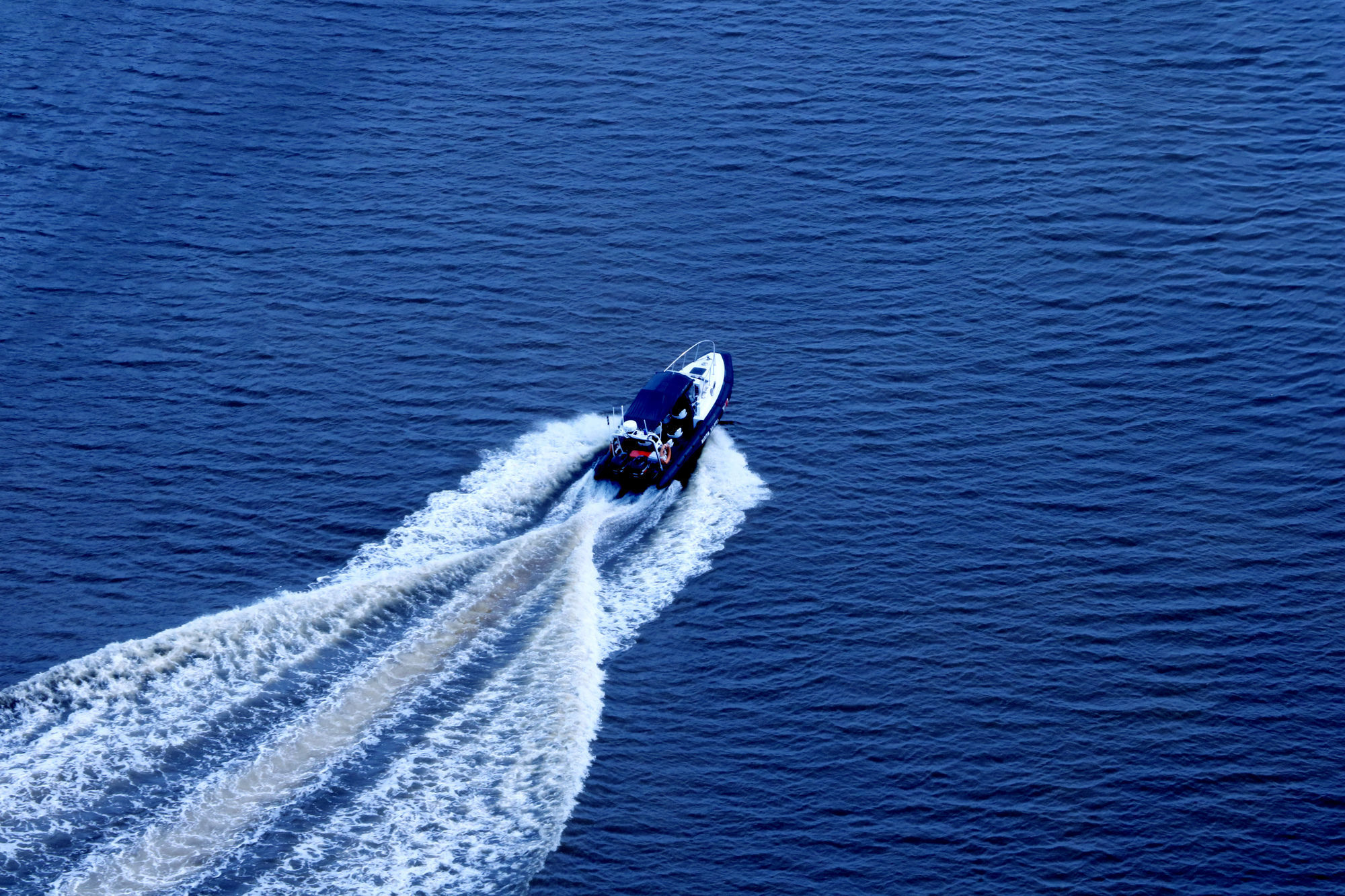 Hotel Pullman Miri Waterfront Exterior foto A speedboat