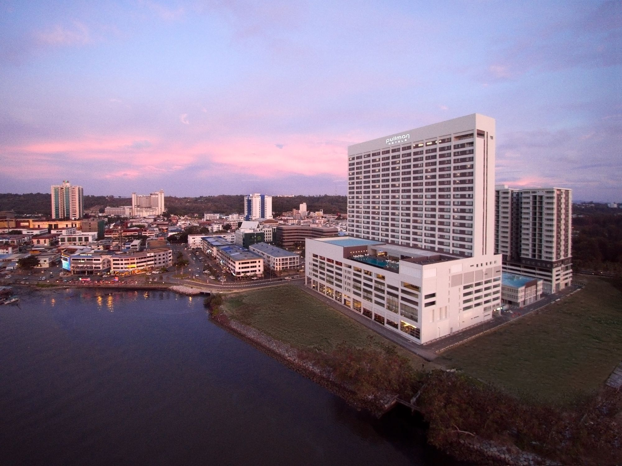 Hotel Pullman Miri Waterfront Exterior foto The Riverfront